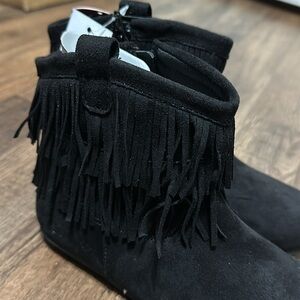 Girls short fringed boots